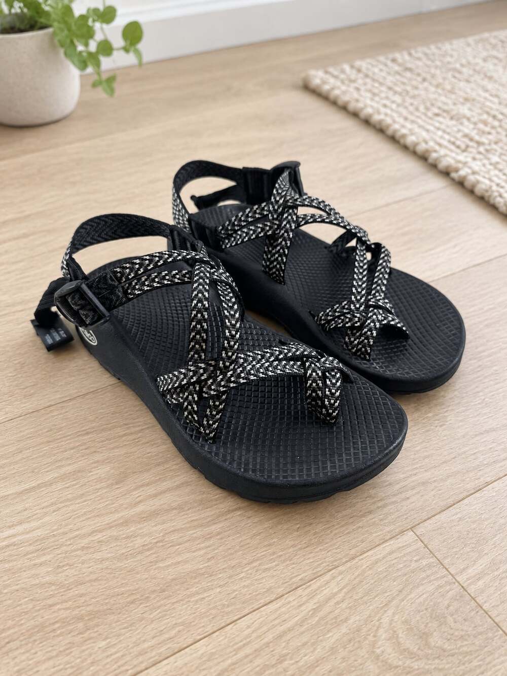 Chaco ZX/2 Classic Women’s Sport Sandals Black White Toe Loop Size 6